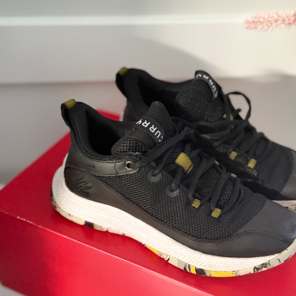 Curry under armour - Picture 2 of 4